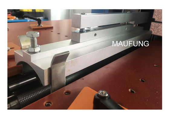 Rundes Buchgehäuse in Maschine für A4-Druckbücher